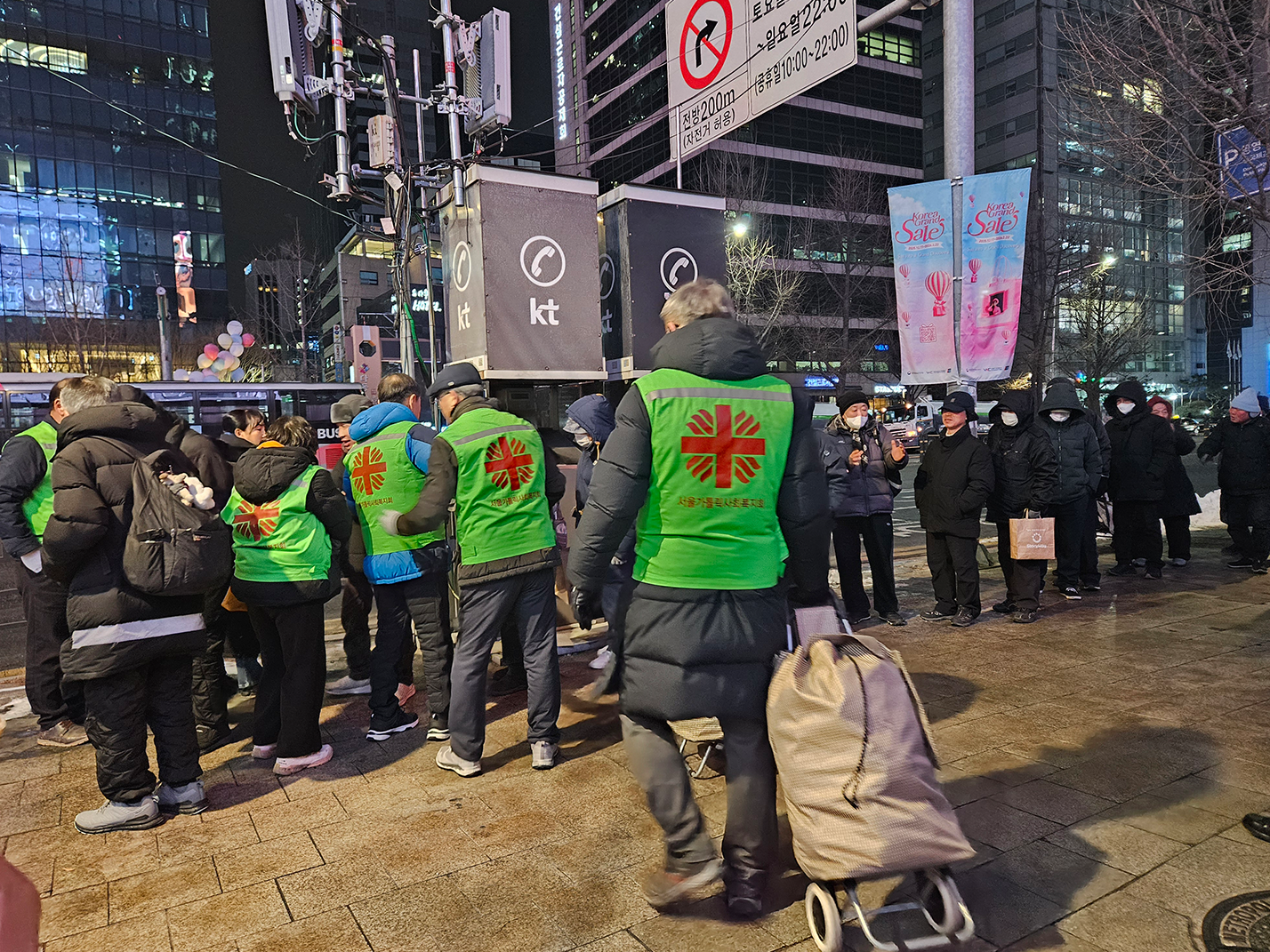 노숙인을 위한 야간순회 이미지입니다.